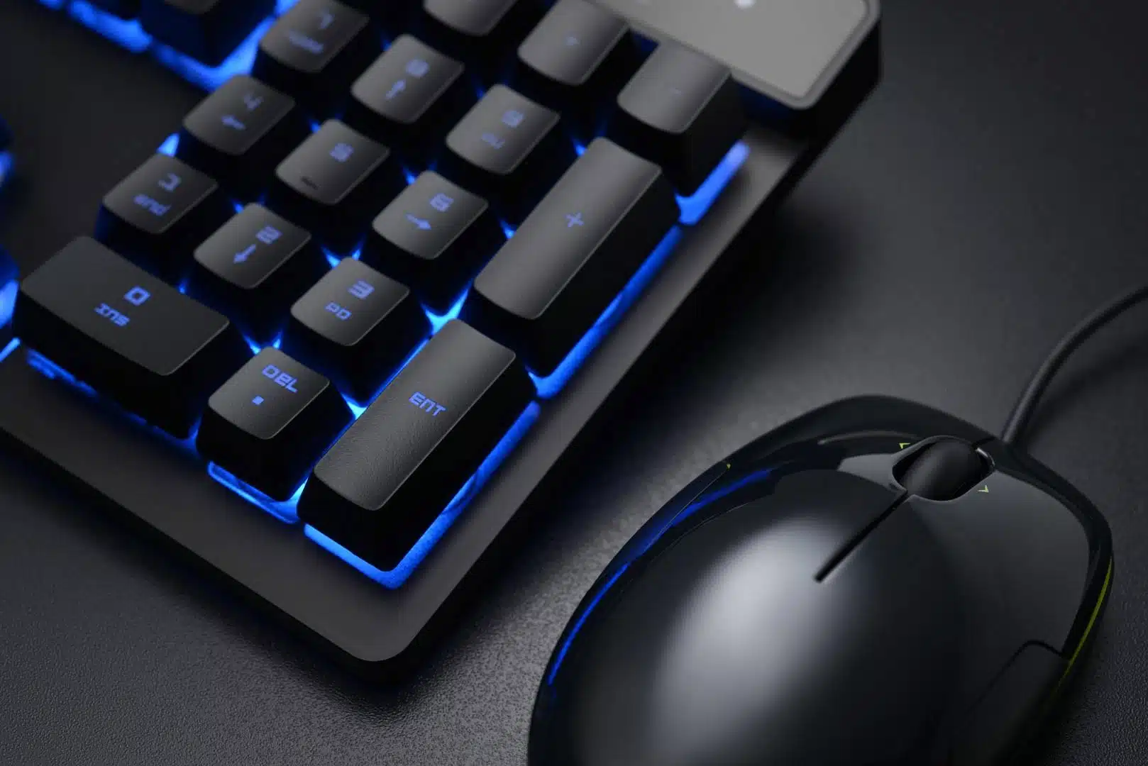 czarna bezprzewodowa mysz i klawiatura gamingowa