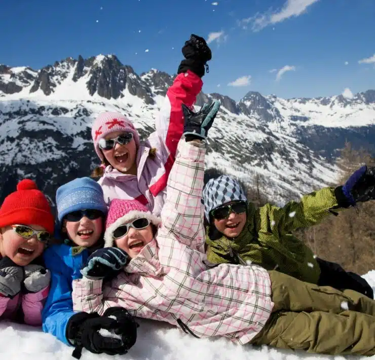 Dzieci bawią się na śniegu w górach