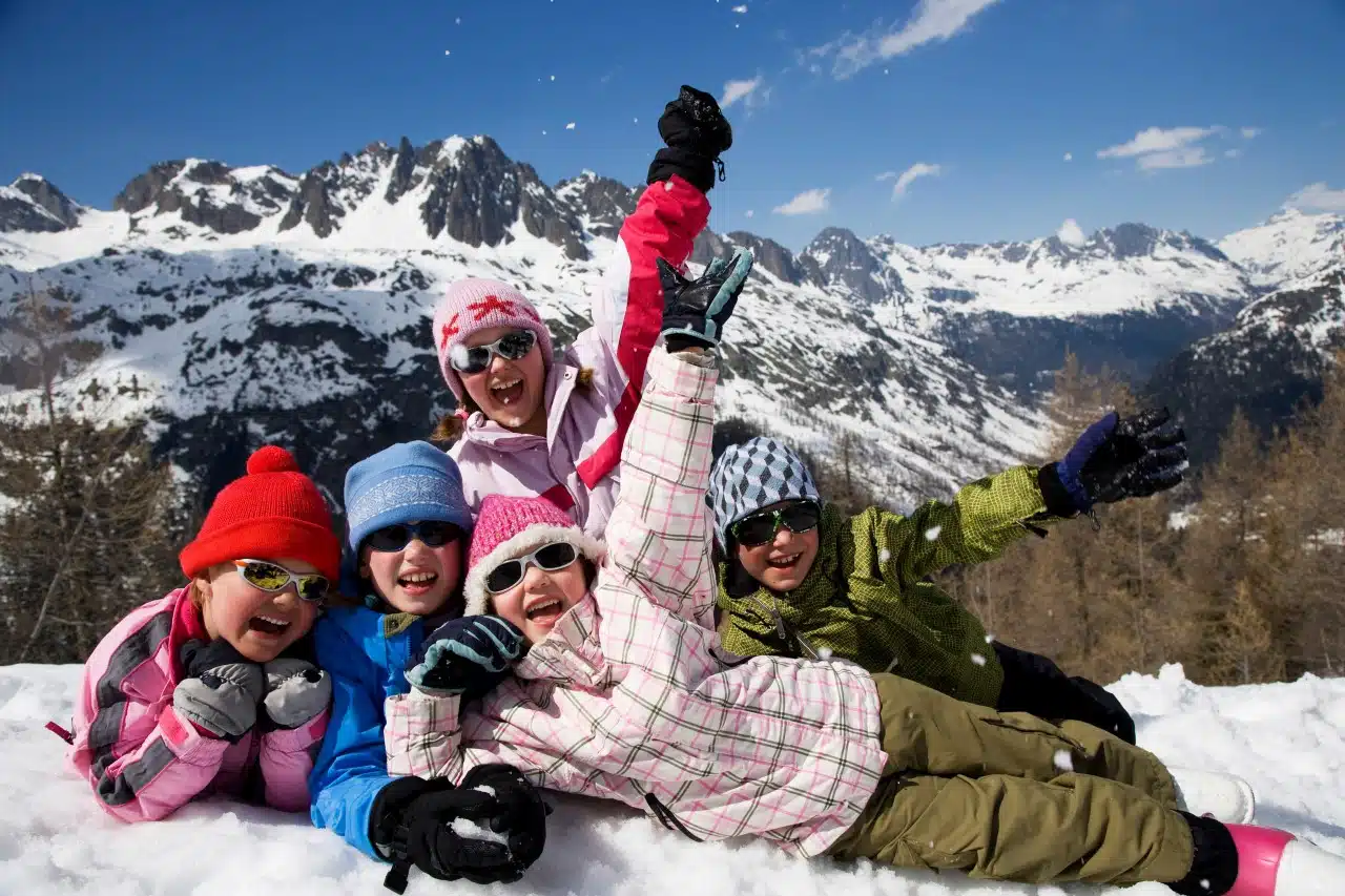 Dzieci bawią się na śniegu w górach