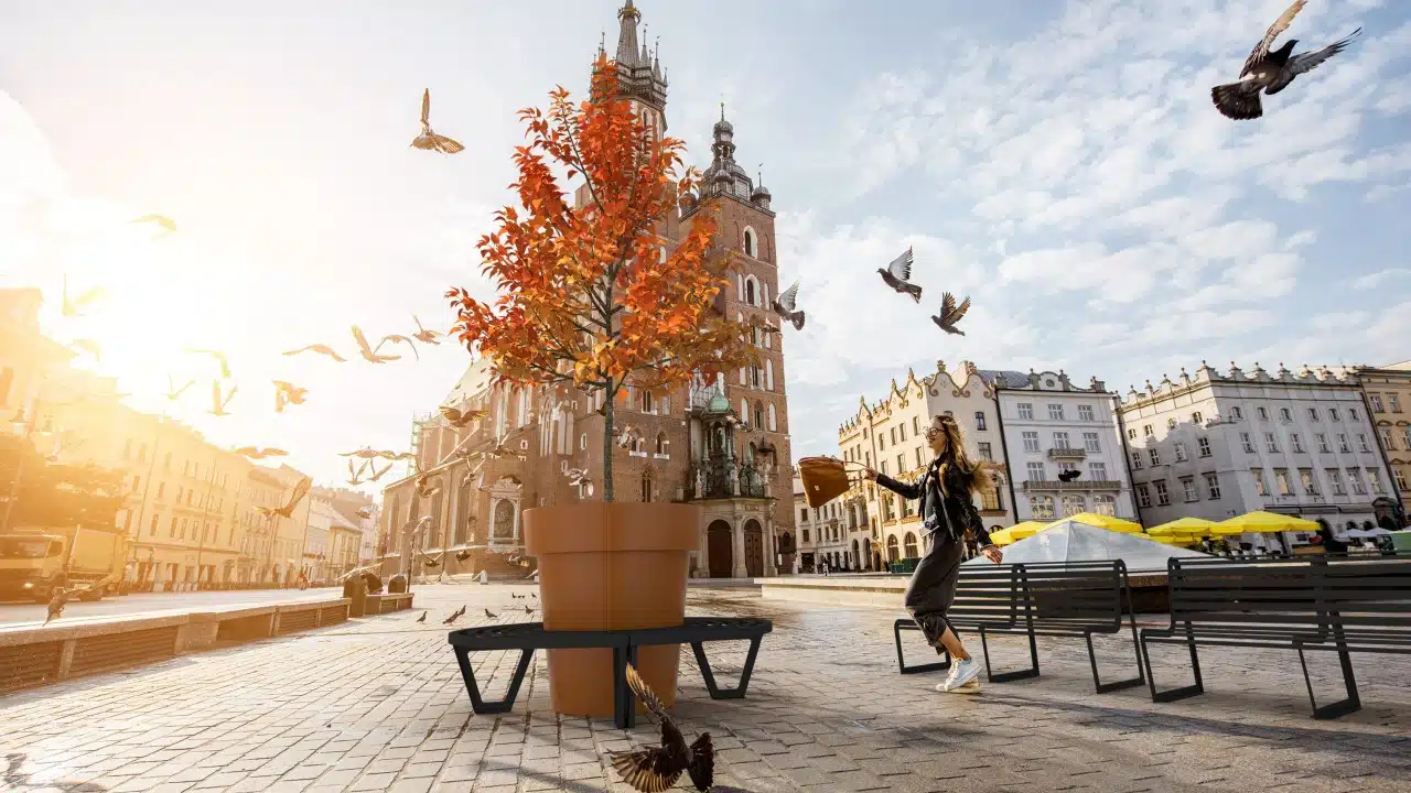 Kraków centrum - dziewczyna tańcząca z gołębiami