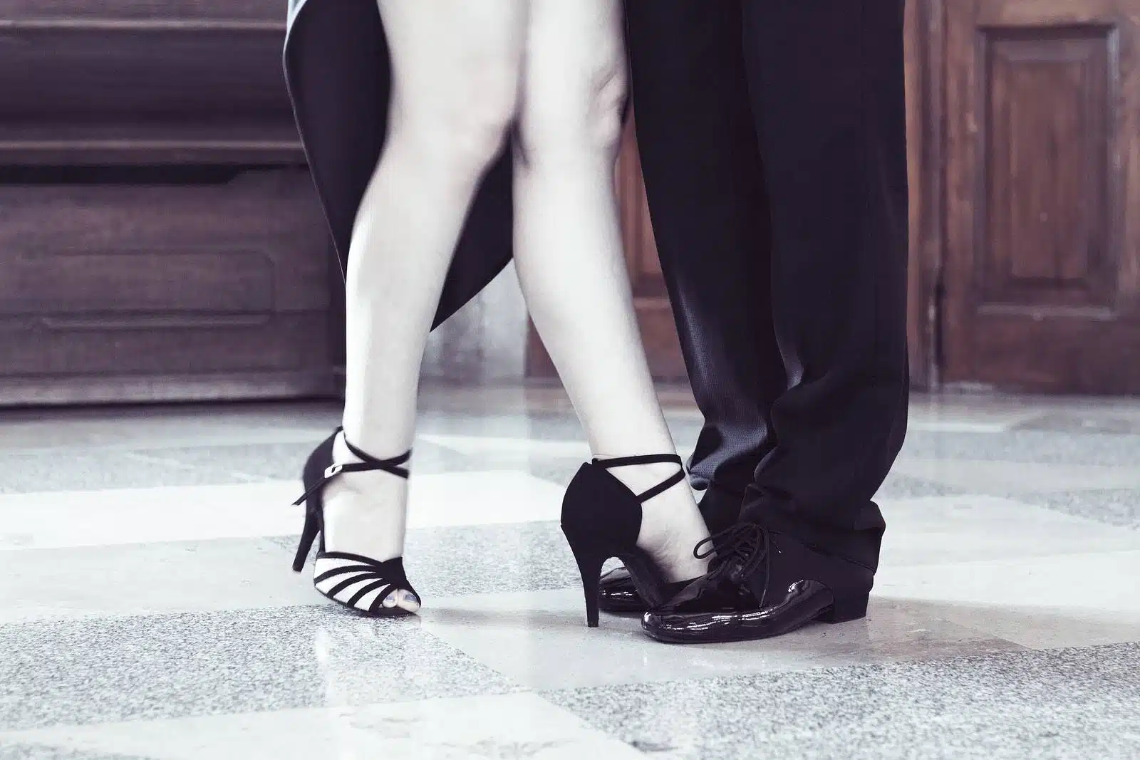 33169328_legs-of-man-and-woman-dancing-argentine-tango.jpg
