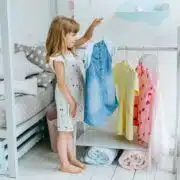 Ubrania do przedszkola. Jak stworzyć wygodną garderobę bez nadmiaru rzeczy?