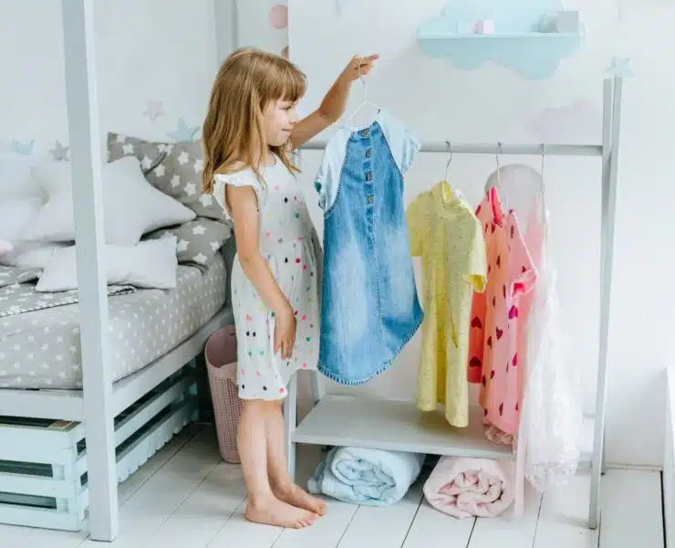 Ubrania do przedszkola. Jak stworzyć wygodną garderobę bez nadmiaru rzeczy?