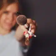 Jak myć pędzle i gąbki do makijażu? Plan higieny krok po kroku