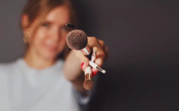 Jak myć pędzle i gąbki do makijażu? Plan higieny krok po kroku