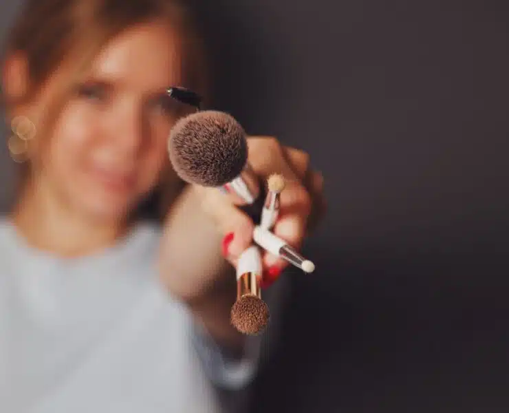 Jak myć pędzle i gąbki do makijażu? Plan higieny krok po kroku